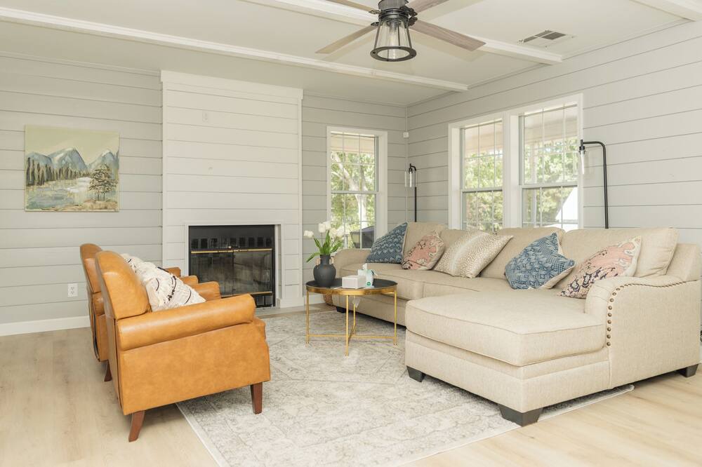 Photo of Livingroom in Sulphur