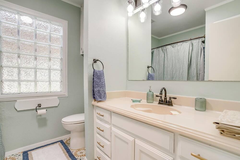 Photo of Bathroom in Gordon