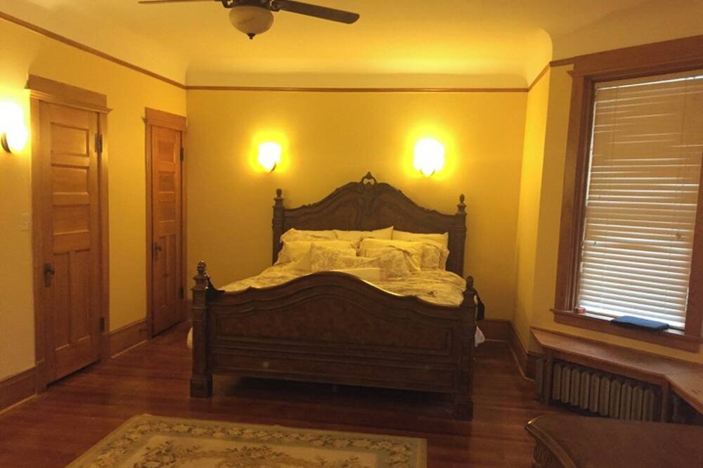 Photo of Bedroom in East Garfield Park