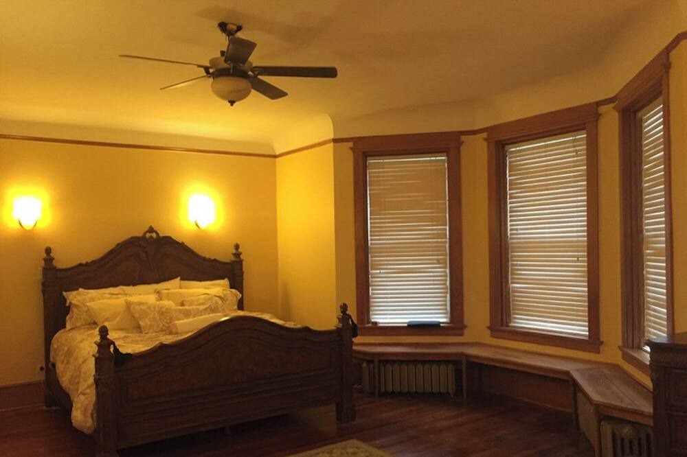 Photo of Bedroom in East Garfield Park