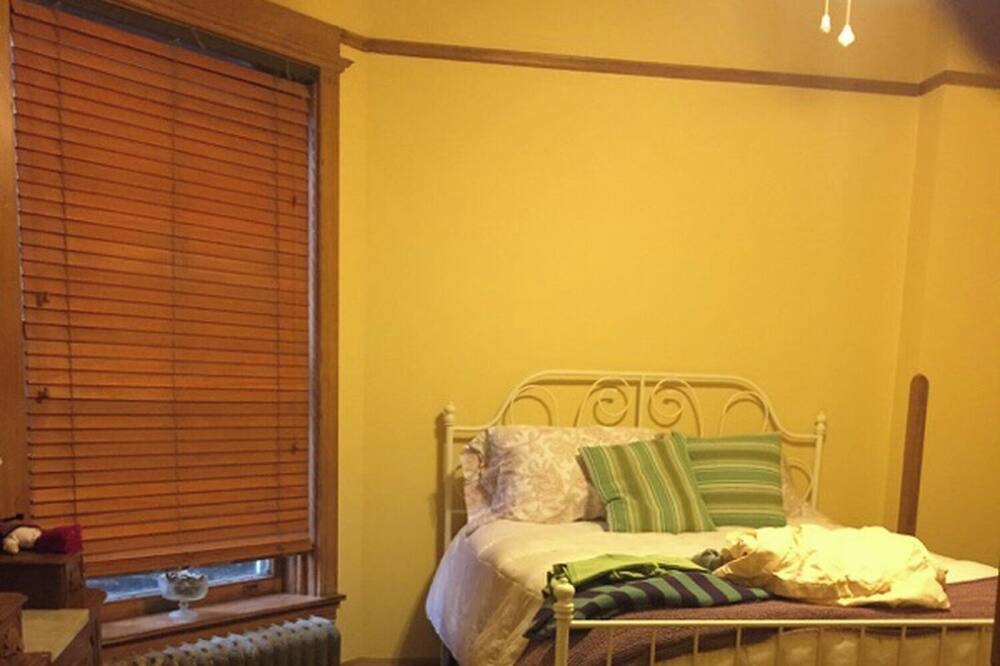 Photo of Bedroom in East Garfield Park