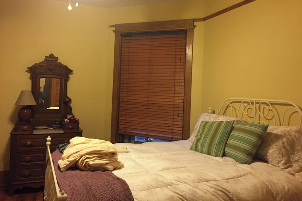 Photo of Bedroom in East Garfield Park