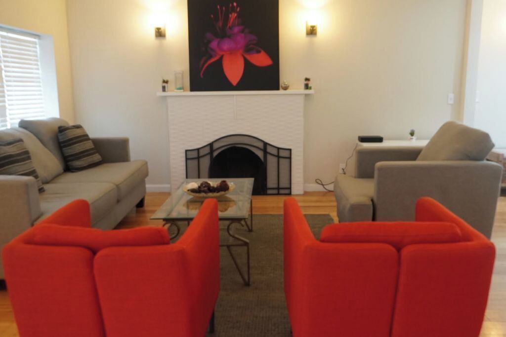 Photo of Livingroom in Southwest Berkeley