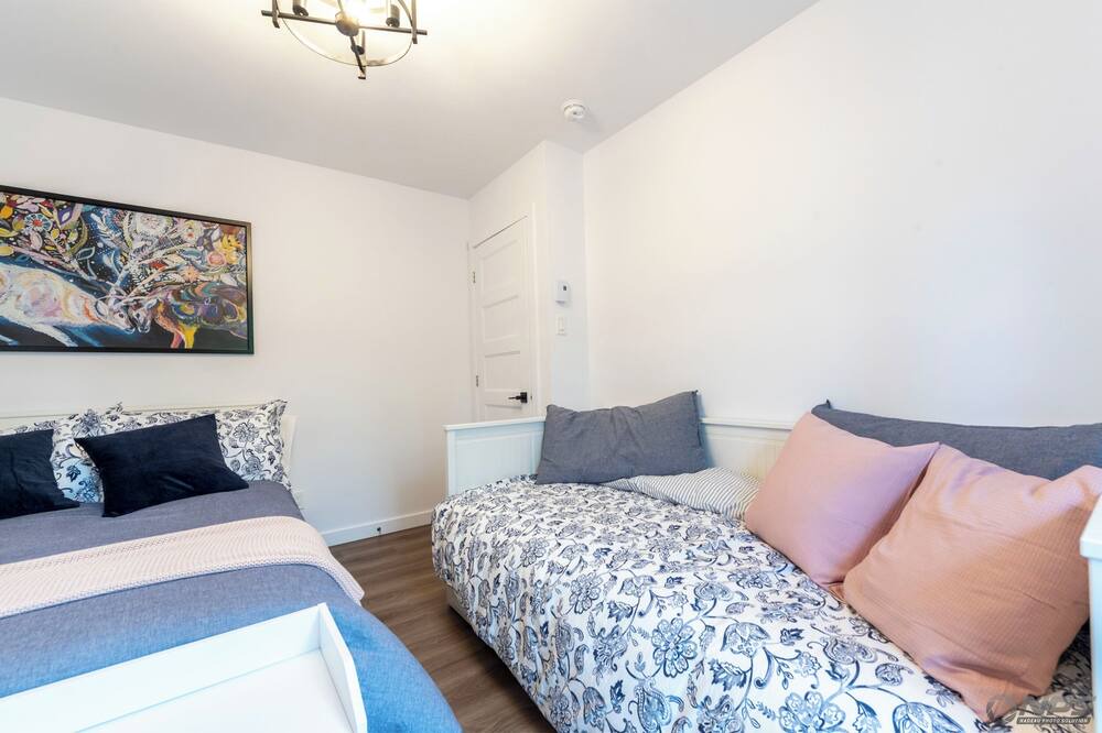 Photo of Bedroom in Adstock