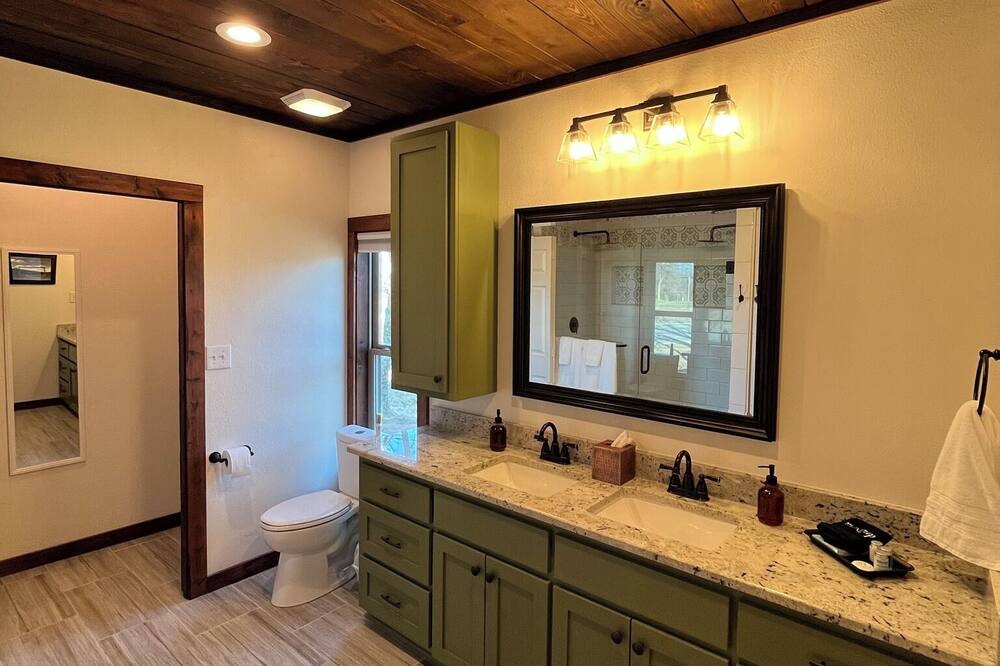 Photo of Bathroom in Forestburg