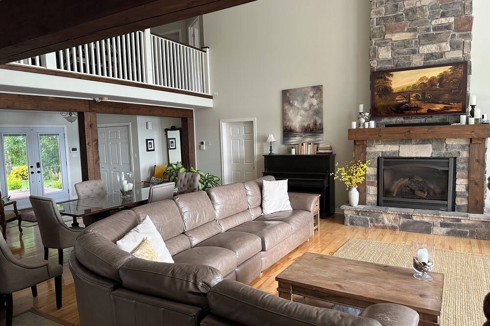 Photo of Livingroom in Quinte West