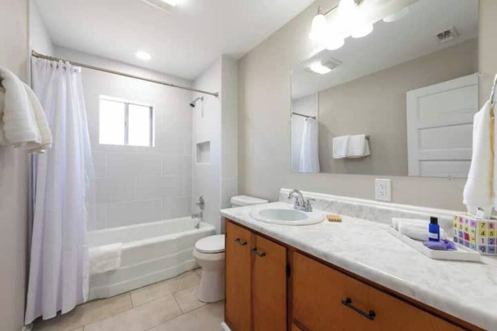 Photo of Bathroom in Luling