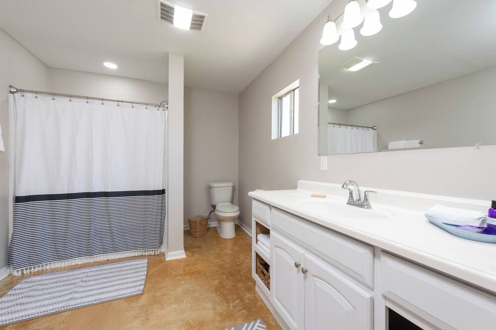 Photo of Bathroom in Luling
