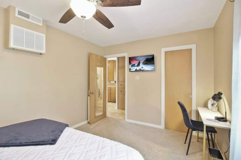 Photo of Bedroom in Parsons