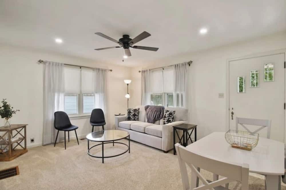 Photo of Livingroom in Parsons