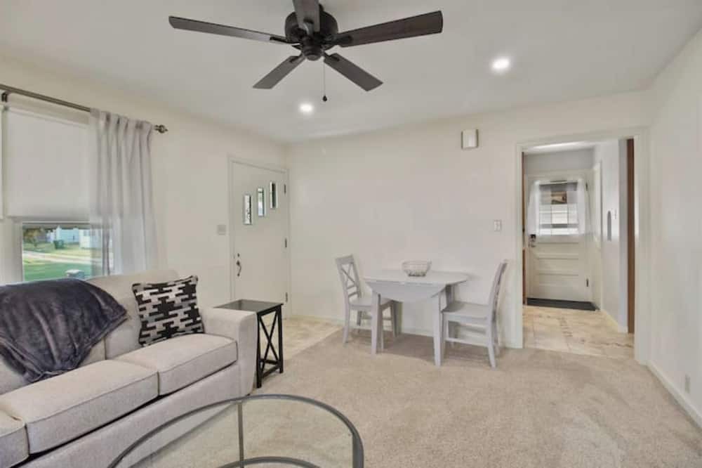Photo of Livingroom in Parsons