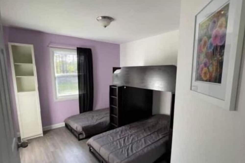 Photo of Bedroom in Shemogue