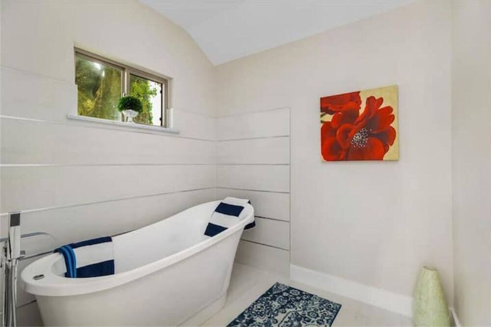 Photo of Bathroom in Lawndale/ Wayside