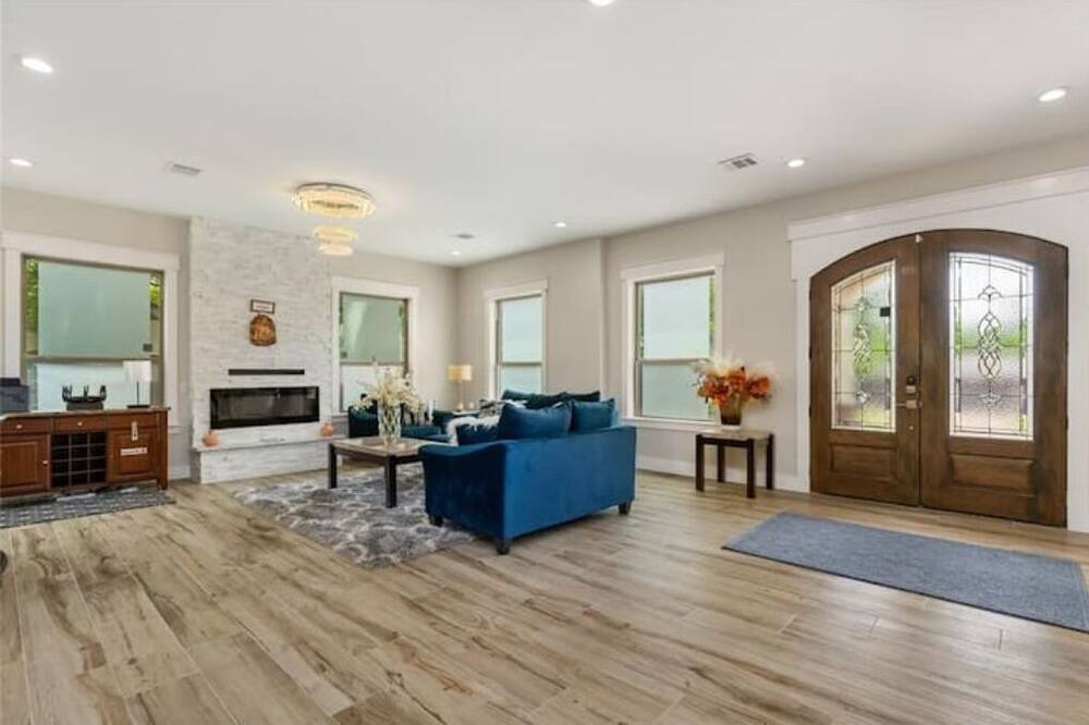 Photo of Livingroom in Lawndale/ Wayside