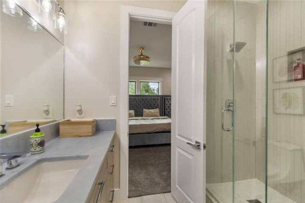 Photo of Bathroom in Lawndale/ Wayside