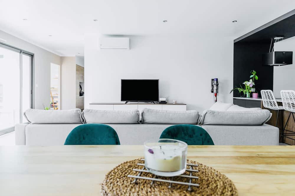 Photo of Livingroom in Tignieu-Jameyzieu