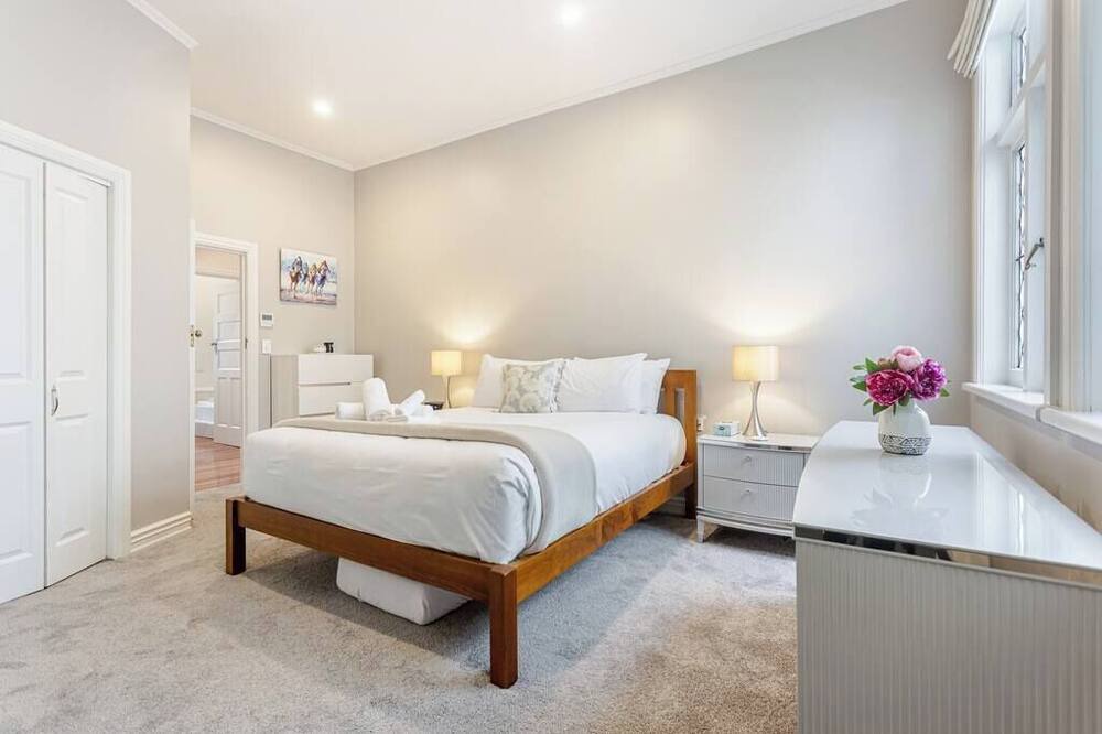 Photo of Others in Parnell