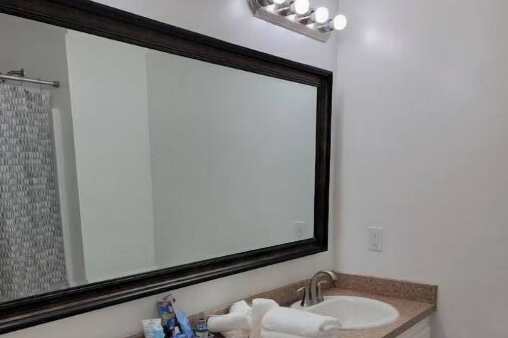 Photo of Bathroom in Crisp