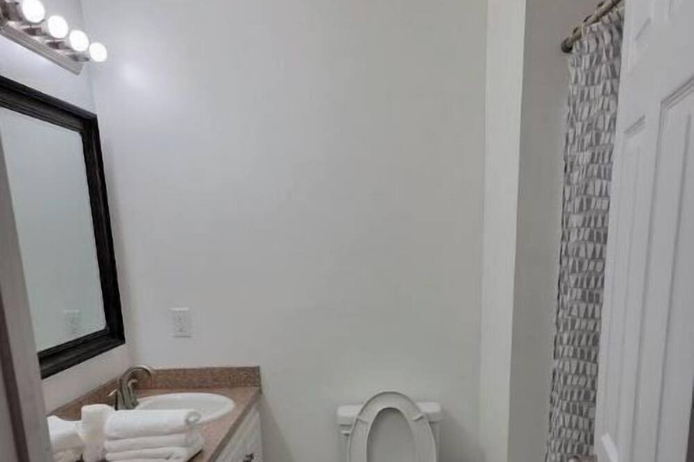 Photo of Bathroom in Crisp