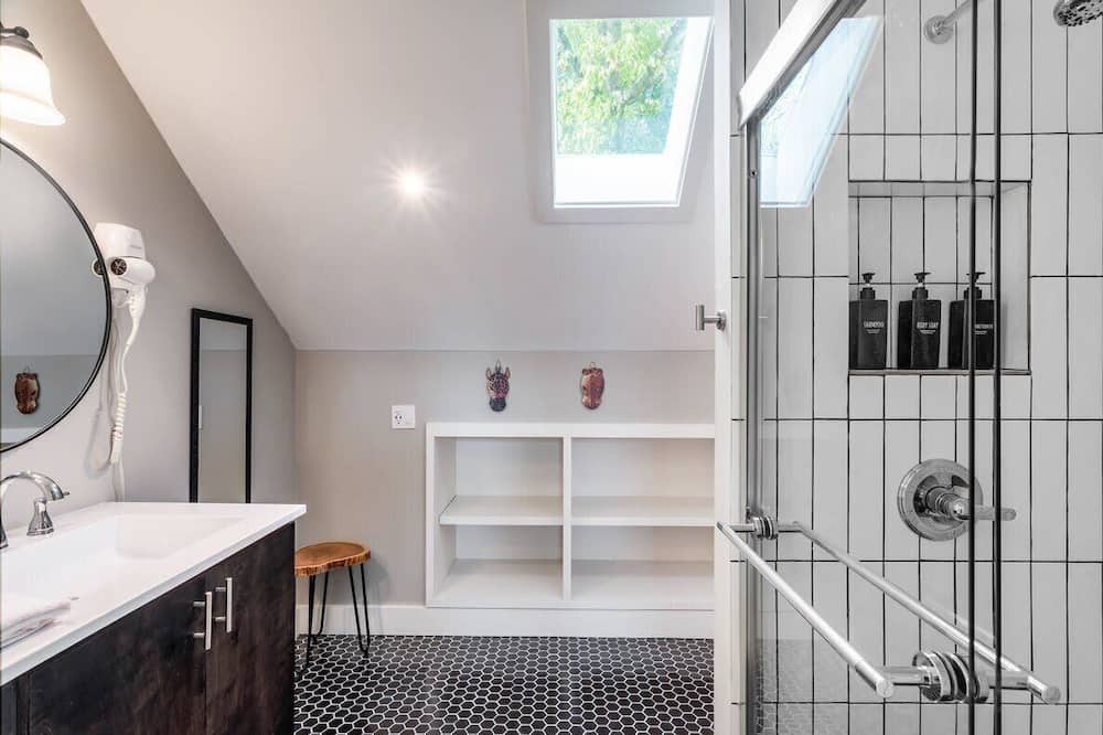Photo of Bathroom in Govalle