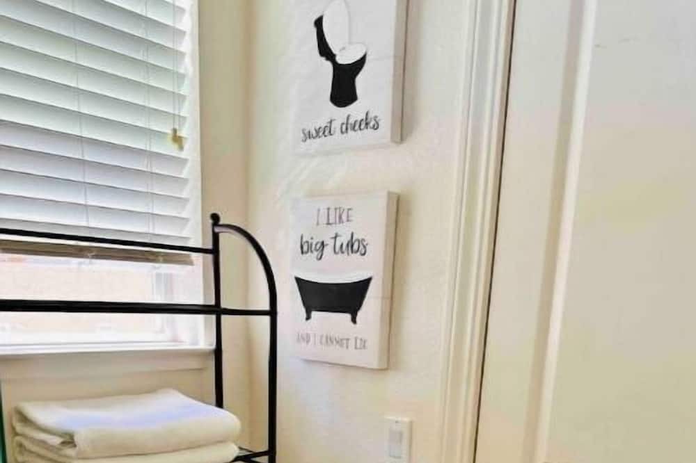 Photo of Bathroom in Hood