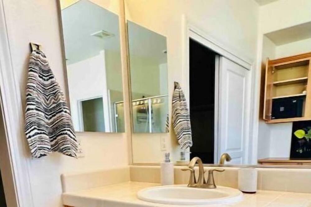 Photo of Bathroom in Hood