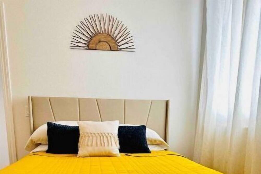 Photo of Bedroom in Hood