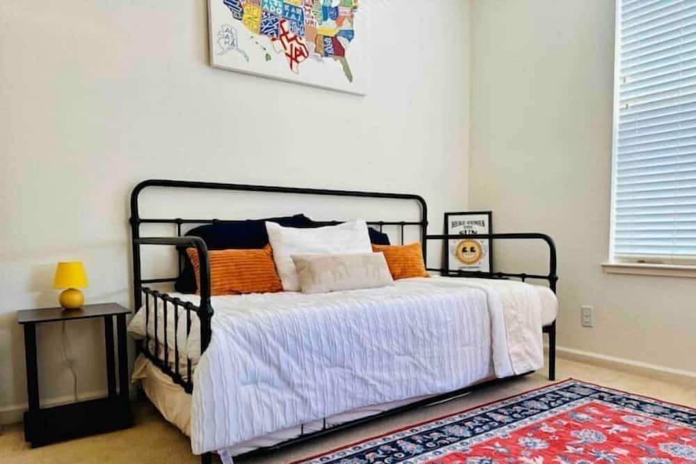 Photo of Bedroom in Hood