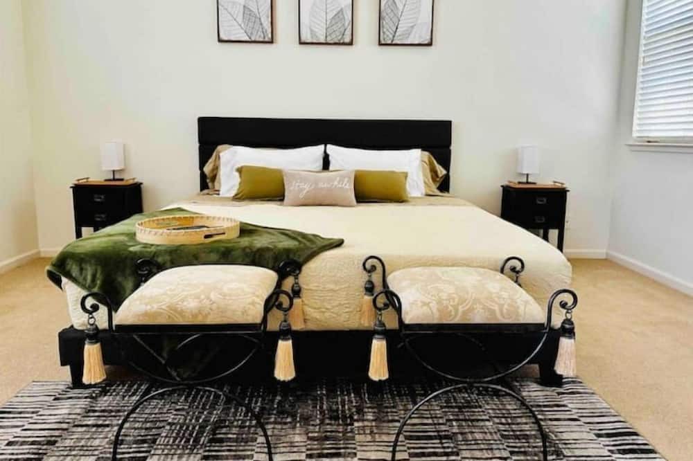 Photo of Bedroom in Hood