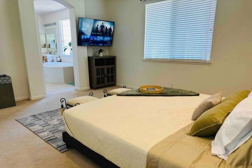 Photo of Bedroom in Hood