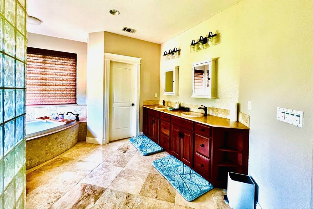 Photo of Bathroom in Peters