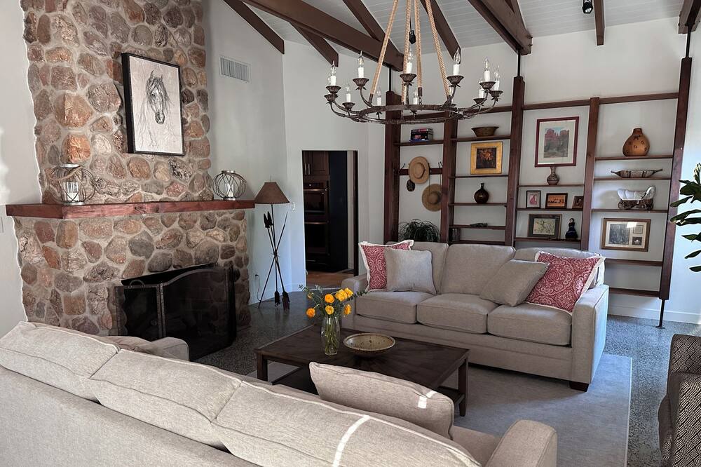 Photo of Livingroom in Sam Hughes