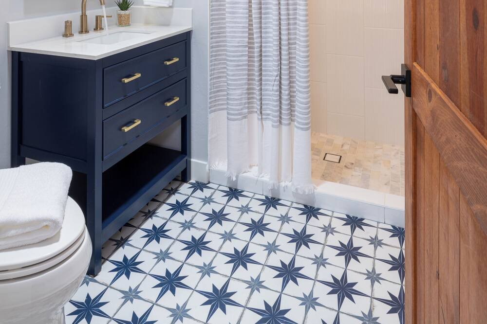 Photo of Bathroom in Sam Hughes