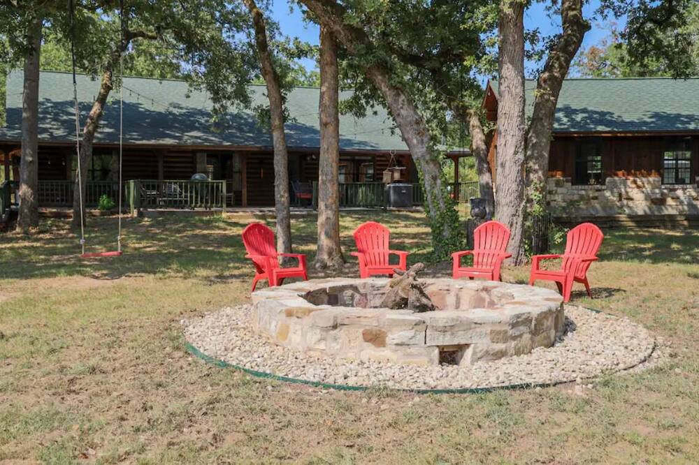 Photo of Outdoor in Carmine