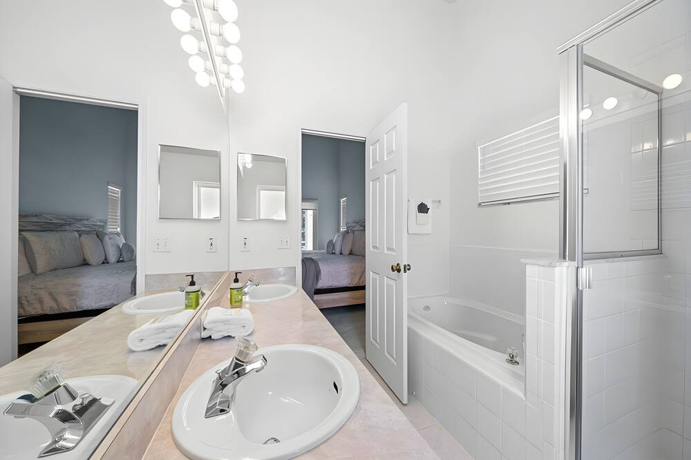 Photo of Bathroom in Bridgewater Crossing