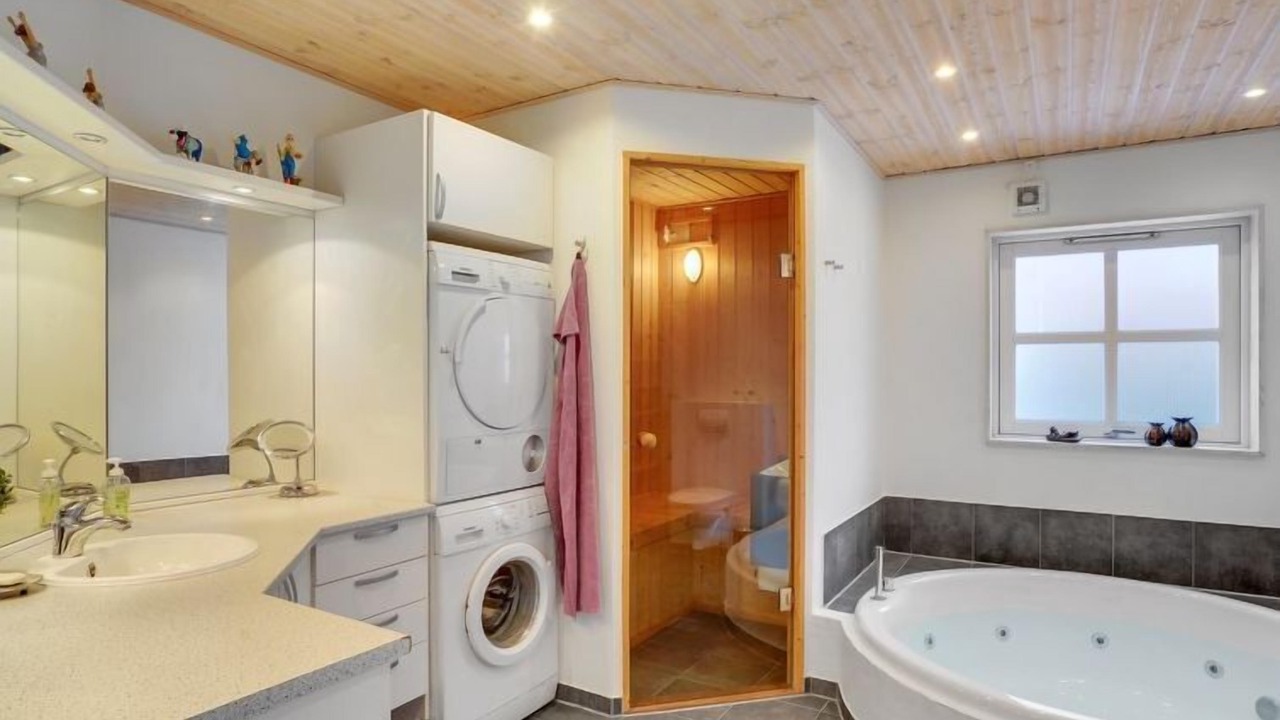 Photo of Bathroom in Fur