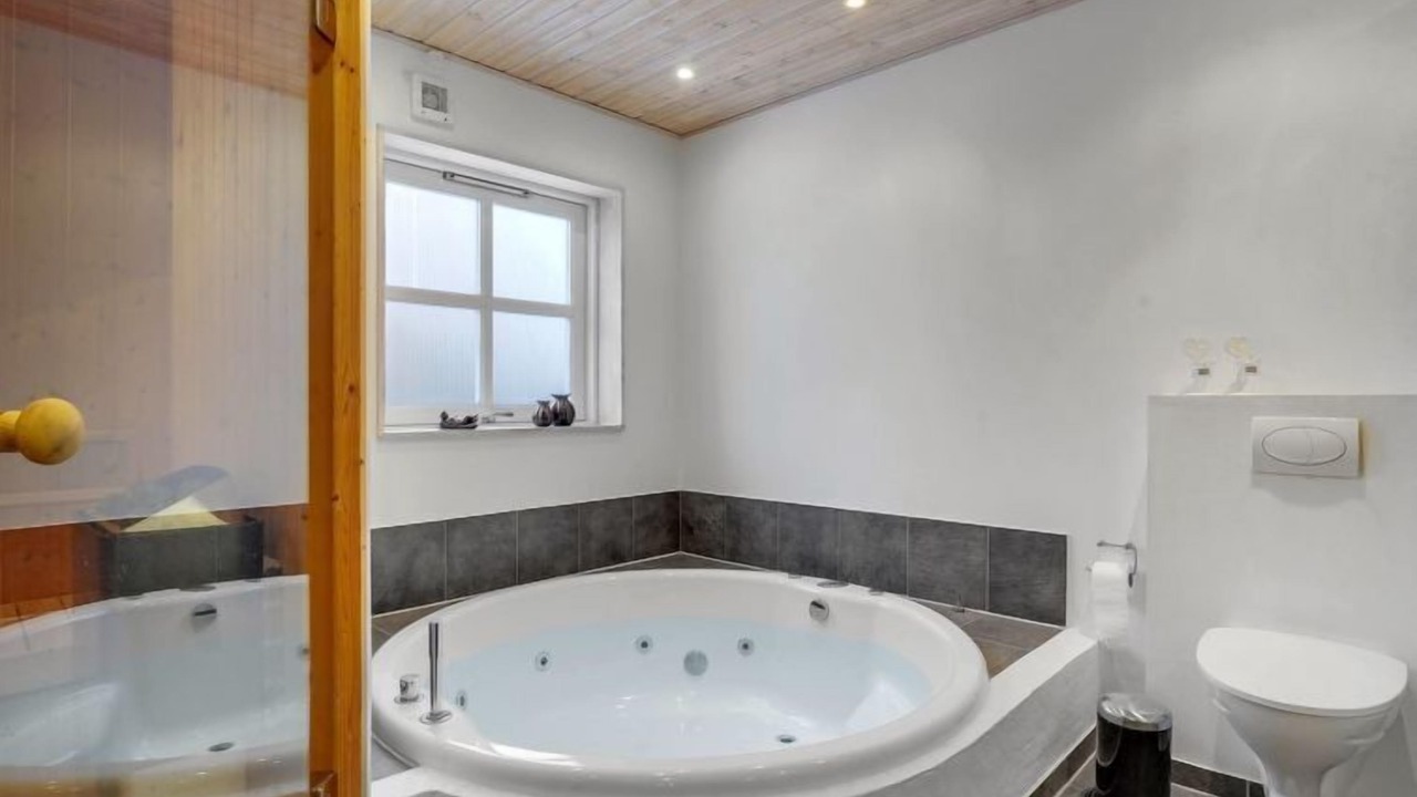 Photo of Bathroom in Fur