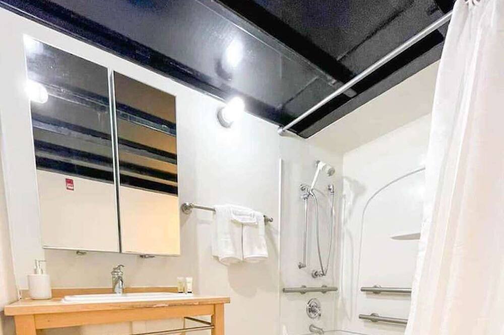 Photo of Bathroom in Smoketown Jackson