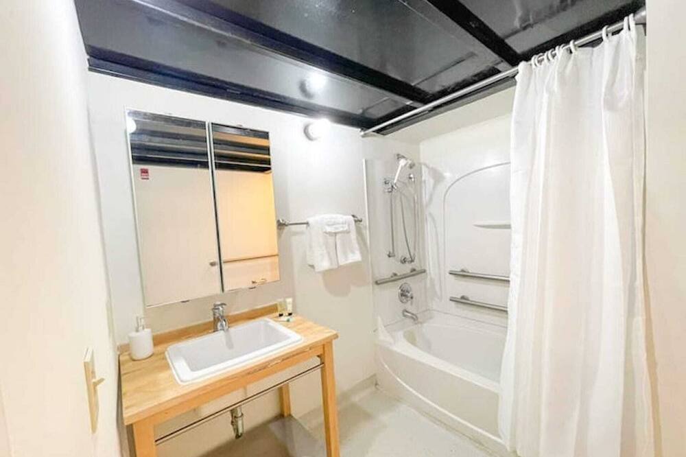 Photo of Bathroom in Smoketown Jackson