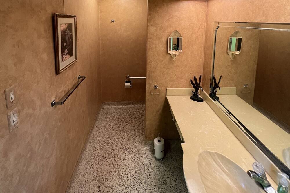 Photo of Bathroom in Negreet