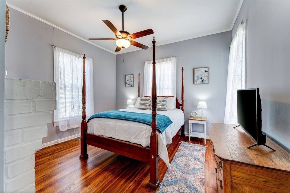 Photo of Bedroom in Parkville