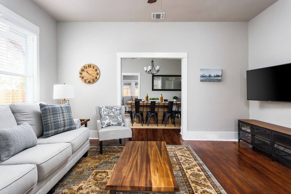 Photo of Livingroom in Government Hill