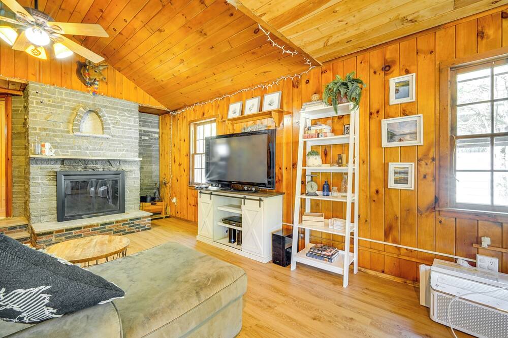 Photo of Livingroom in Lake Luzerne-Hadley