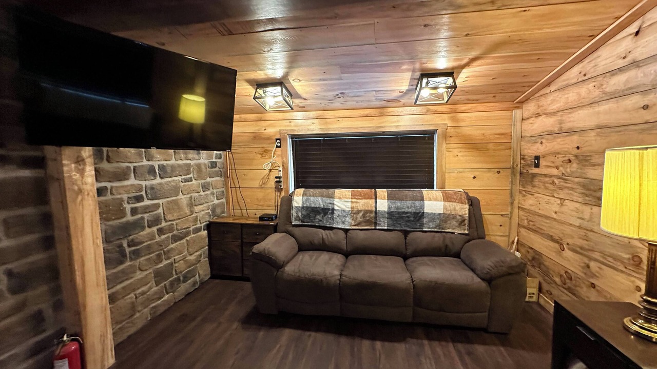 Photo of Livingroom in Huey