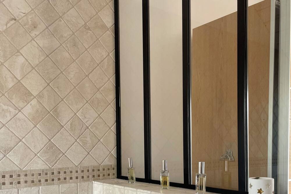 Photo of Bathroom in Bouafle