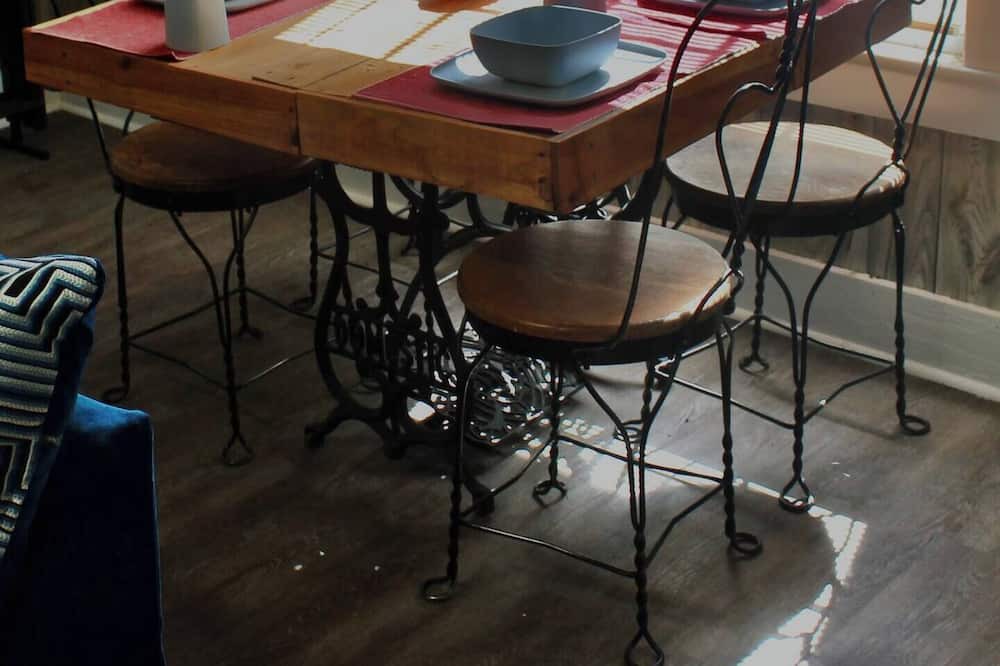 Photo of Others in Wynne