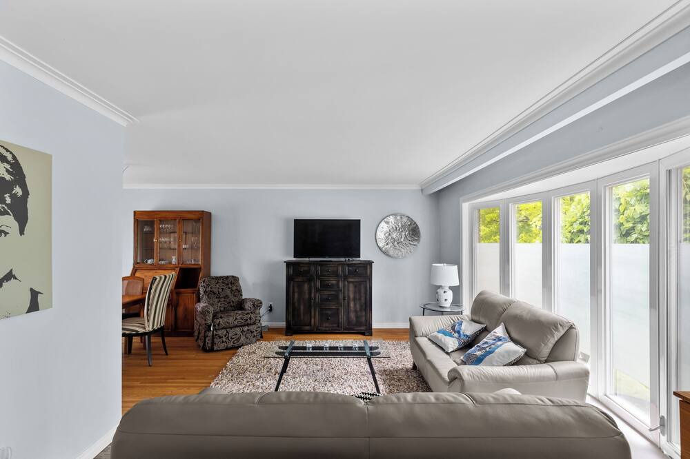 Photo of Livingroom in Clarkson-Lorne Park
