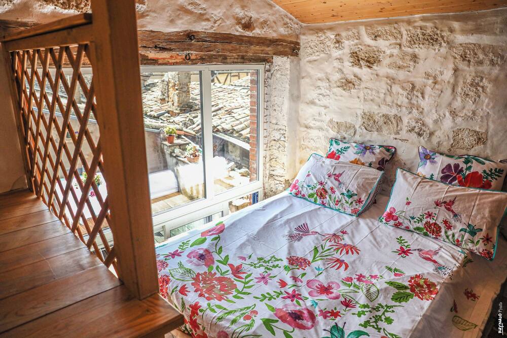 Photo of Bedroom in Castelnau-de-Montmiral