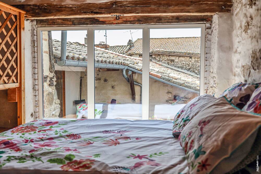 Photo of Bedroom in Castelnau-de-Montmiral