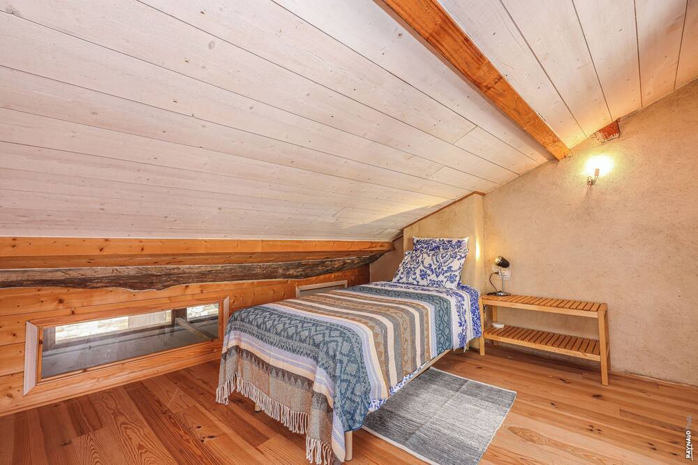 Photo of Bedroom in Castelnau-de-Montmiral